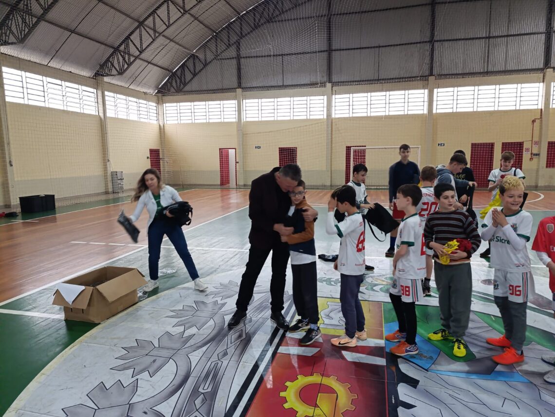 DOUTOR RICARDO | Escolinha de futsal atende crianças e adolescente
