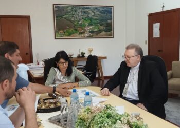 Bispo busca melhorias na praça da Igreja Matriz de Campos Borges