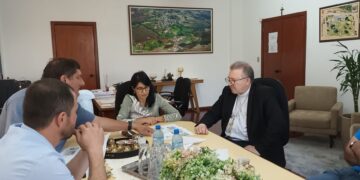 Bispo busca melhorias na praça da Igreja Matriz de Campos Borges