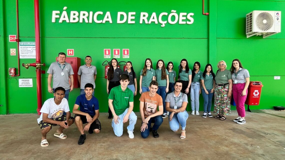 Alunos do programa Aprendiz Cooperativo visitam a nova Fábrica de Rações da Cotrisoja