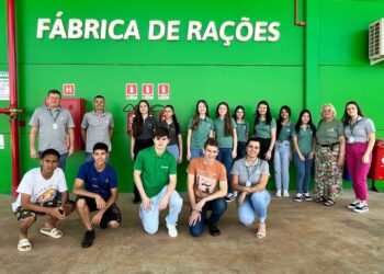 Alunos do programa Aprendiz Cooperativo visitam a nova Fábrica de Rações da Cotrisoja