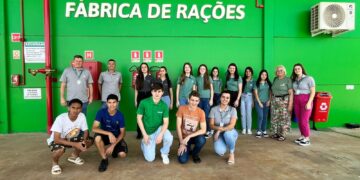 Alunos do programa Aprendiz Cooperativo visitam a nova Fábrica de Rações da Cotrisoja