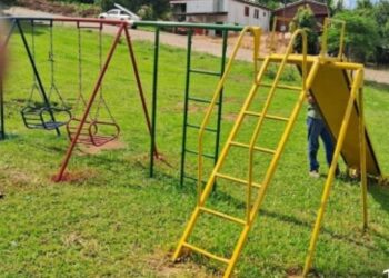 Parquinho da Escola Toca dos Tocos de Campos Borges recebe restauração