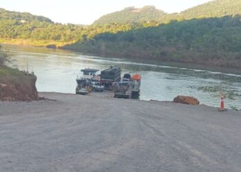 Após problemas, balsa retoma a travessia no Rio Taquari