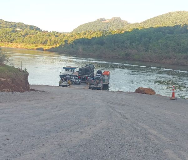 Após problemas, balsa retoma a travessia no Rio Taquari