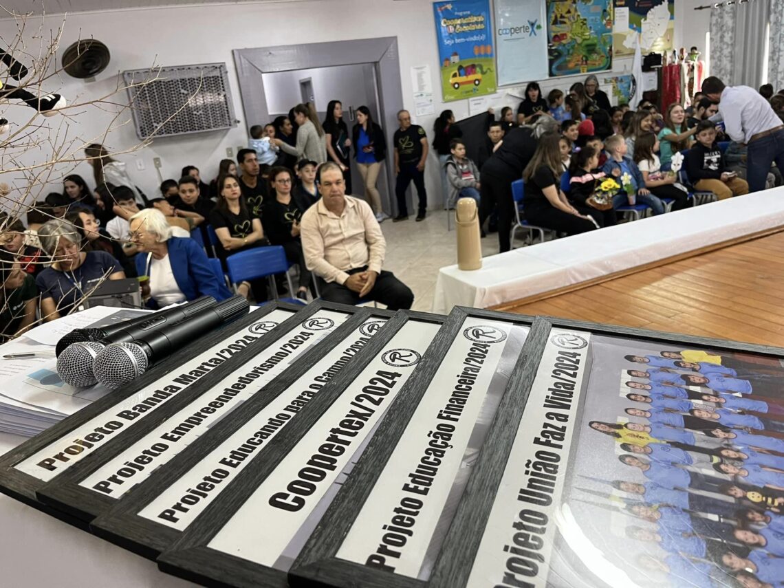 Direção da Escola Roberto Textor homenageia projetos