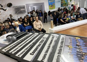 Direção da Escola Roberto Textor homenageia projetos