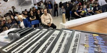 Direção da Escola Roberto Textor homenageia projetos