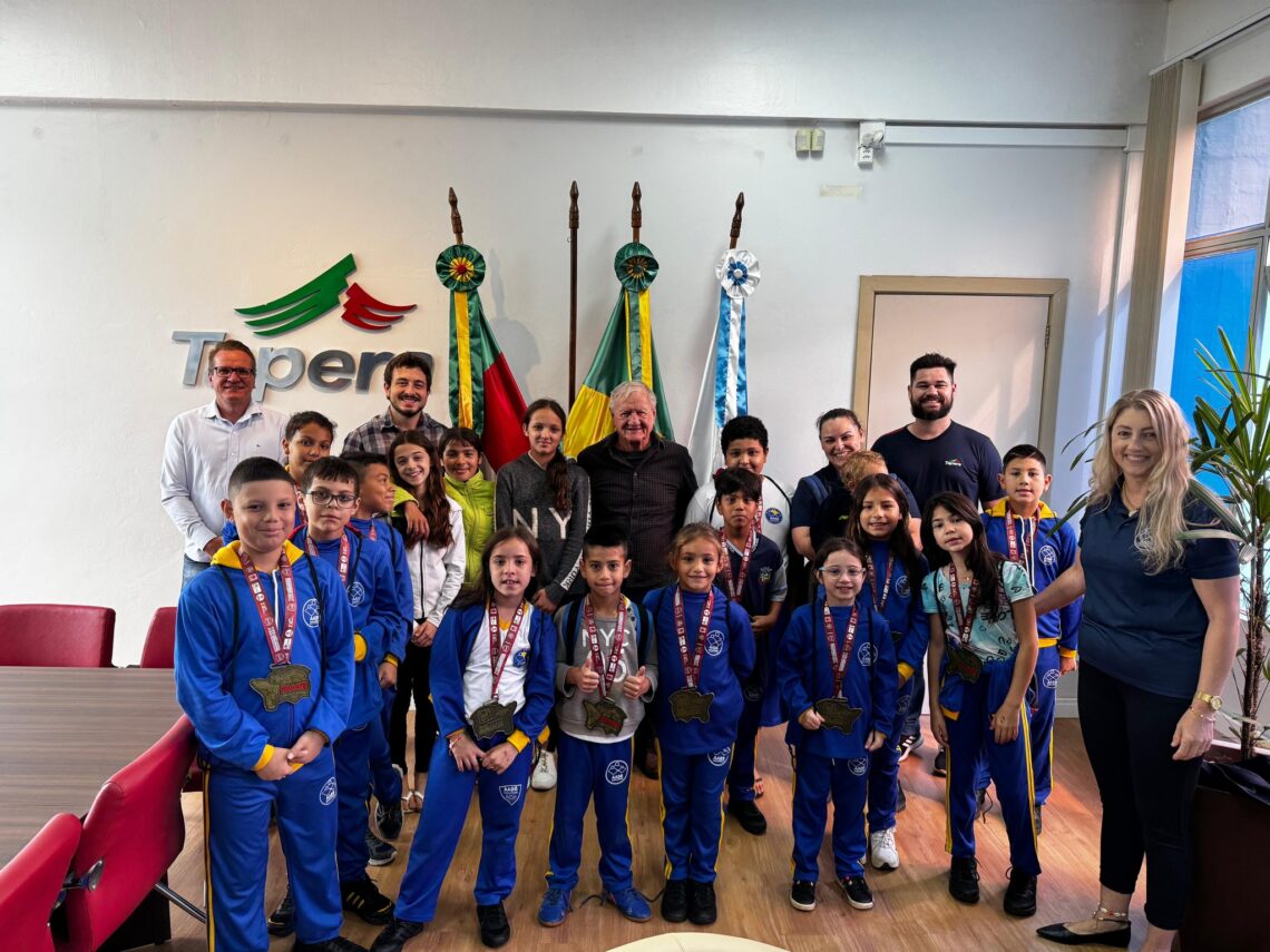 Alunos de karatê de Tapera prestigiados pelo 5º lugar nas Olimpíadas Escolares