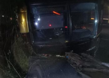 Ônibus do grupo Tchê Guri sofre acidente na freeway