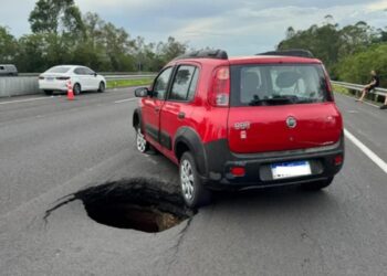 Cratera provoca 40 km de congestionamento na Freeway