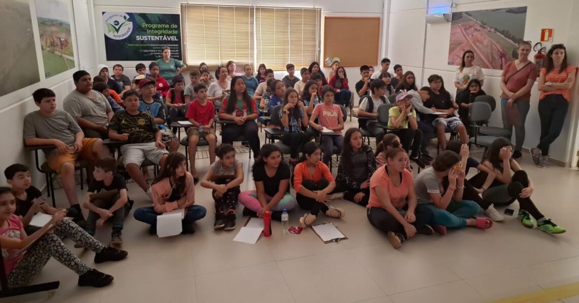 Alunos da Rede Municipal de Tapera visitam empresa de reciclagem de materiais