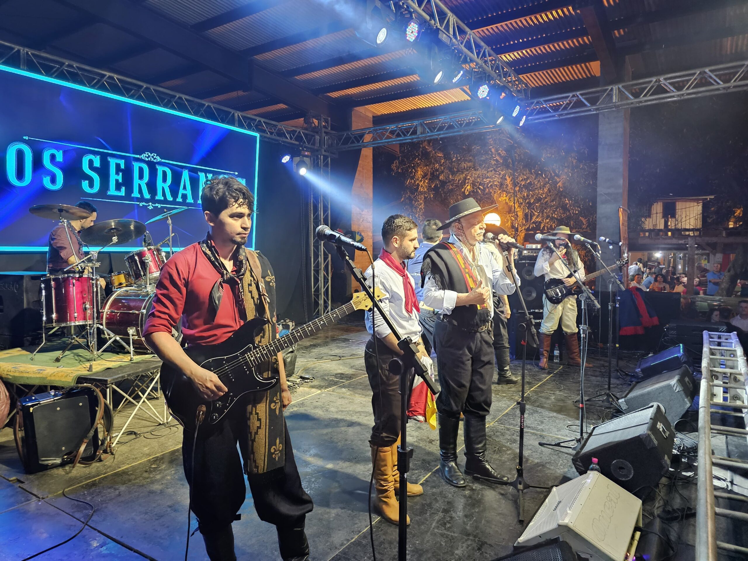 MUÇUM | Semana Farroupilha reúne 6 mil pessoas para show do Baitaca e Os Serranos