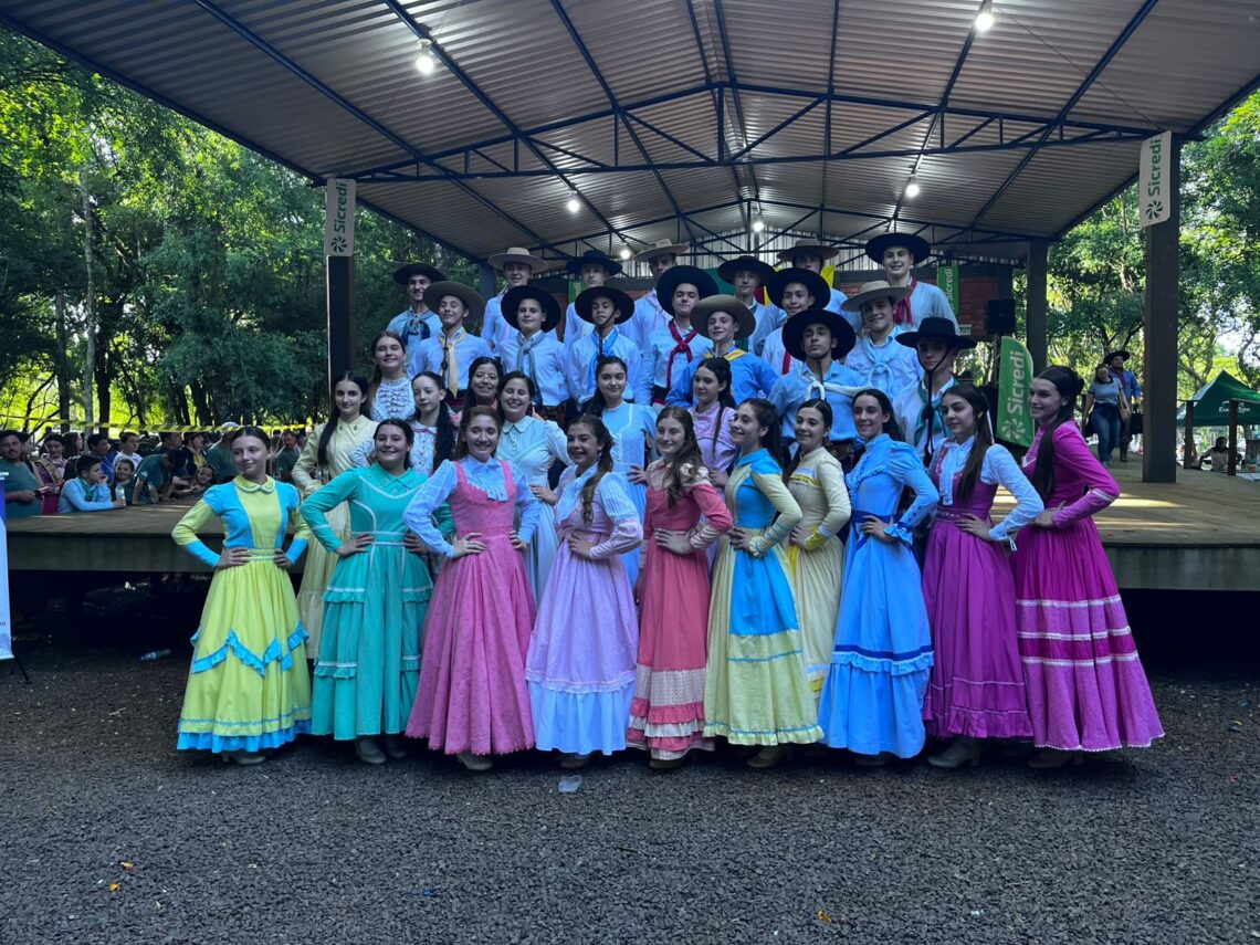 Elenco juvenil do CTG Sinuelo das Coxilhas de Espumoso é campeão geral do Feart em Tapera 