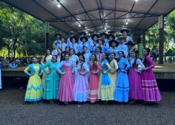 Elenco juvenil do CTG Sinuelo das Coxilhas de Espumoso é campeão geral do Feart em Tapera 