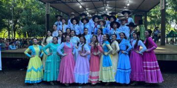 Elenco juvenil do CTG Sinuelo das Coxilhas de Espumoso é campeão geral do Feart em Tapera 