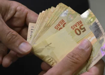 13° salário deve injetar cerca de R$ 20,5 bilhões na economia gaúcha até o final de 2024