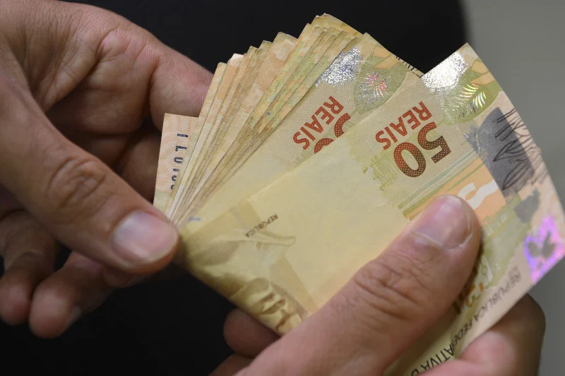 13° salário deve injetar cerca de R$ 20,5 bilhões na economia gaúcha até o final de 2024