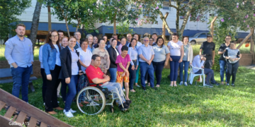 Encarregados dos Supermercados Cotriel participam de reunião e visitam a APAE