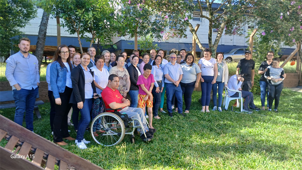 Encarregados dos Supermercados Cotriel participam de reunião e visitam a APAE