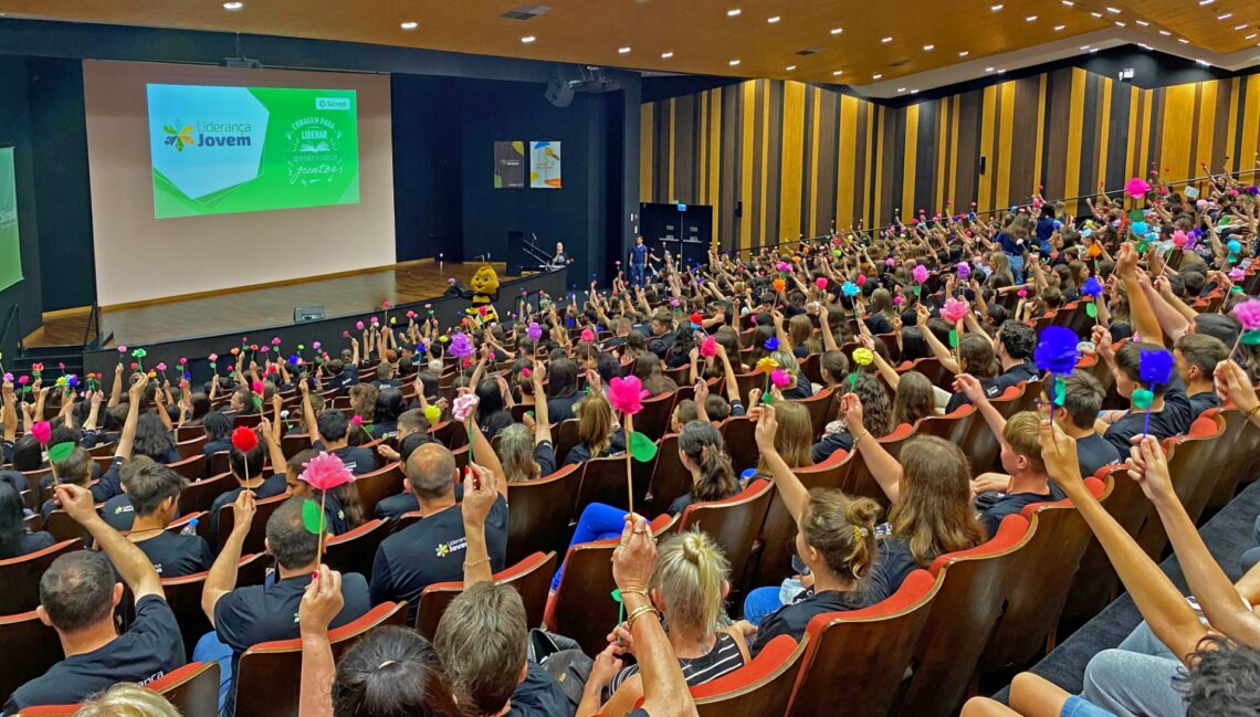 Projeto Liderança Jovem reúne cerca de 500 estudantes de 14 municípios da região