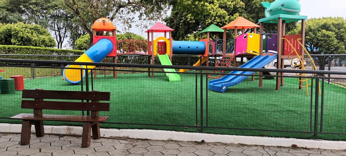 Praça em frente a prefeitura de Campos Borges ganha parque kids