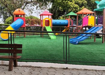 Praça em frente a prefeitura de Campos Borges ganha parque kids