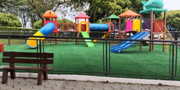 Praça em frente a prefeitura de Campos Borges ganha parque kids