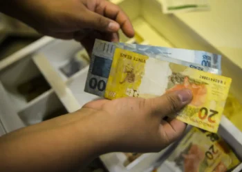 Inflação que calcula reajuste do salário mínimo fica em 4,84%