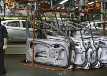 Produção industrial tem queda de 0,2% em outubro