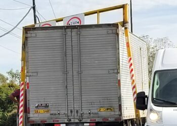 Após arrancar “goleira” da Ponte de Ferro, motorista foge