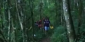 SERAFINA CORRÊA | Bombeiros civis do SCAB atendem acidente em meio a mata de difícil acesso