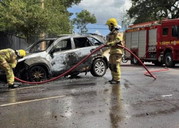 IBIRUBÁ | SUV pega fogo em frente a supermercado