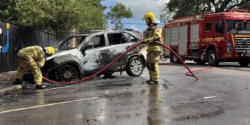 IBIRUBÁ | SUV pega fogo em frente a supermercado
