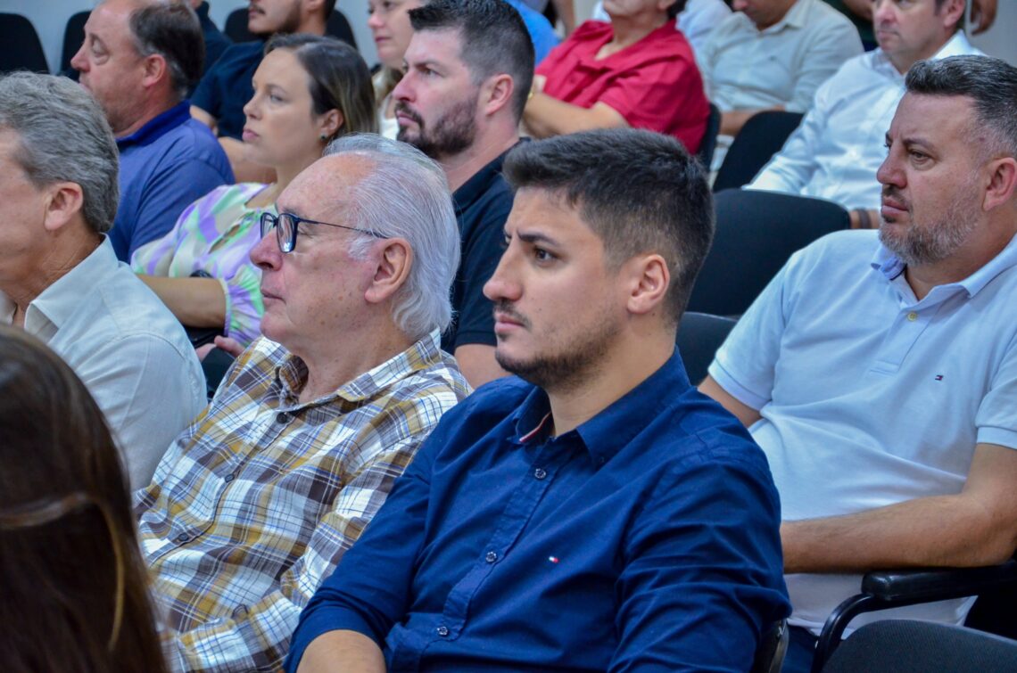 Prefeito Gerson Machado e Secretário Leo Comin em reunião com o COMAJA