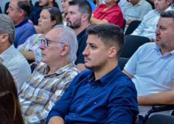 Prefeito Gerson Machado e Secretário Leo Comin em reunião com o COMAJA