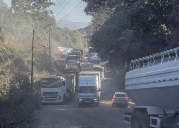 Caminhões atolam em brita na estrada à “Ponte do Exército”