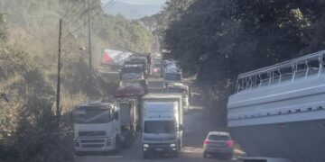 Caminhões atolam em brita na estrada à “Ponte do Exército”