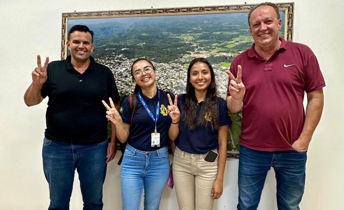 Prefeito e vice recebem alunas de projeto de saúde e intercâmbio cultural