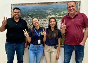 Prefeito e vice recebem alunas de projeto de saúde e intercâmbio cultural
