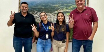 Prefeito e vice recebem alunas de projeto de saúde e intercâmbio cultural