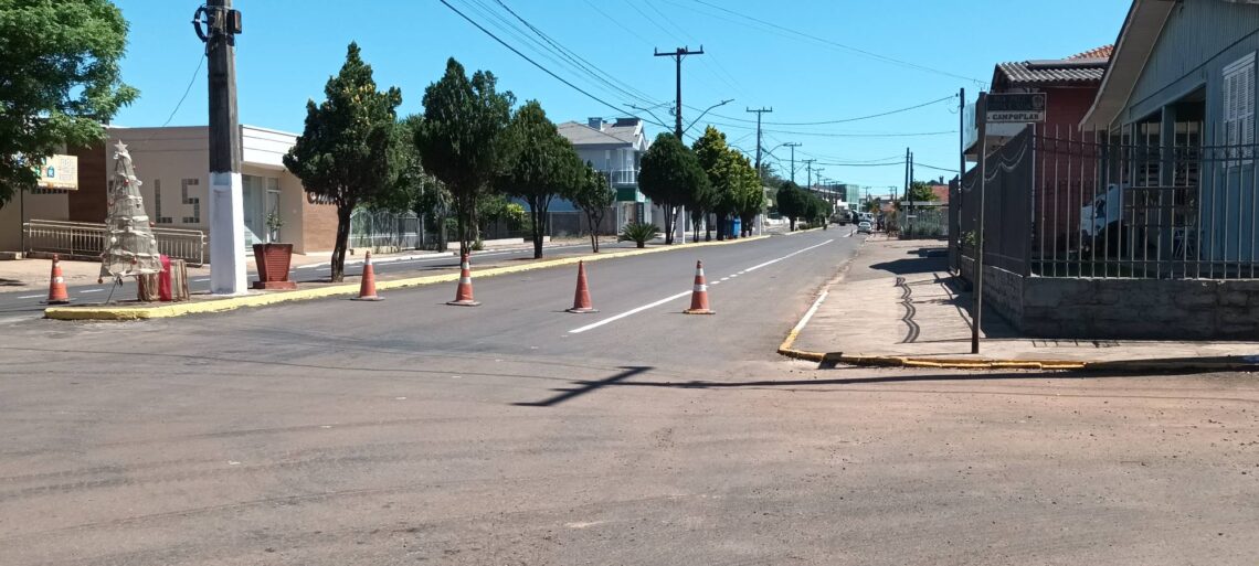 Asfalto da avenida principal de Campos Borges recebe sinalização