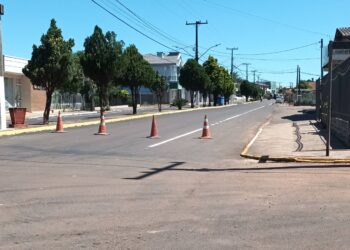 Asfalto da avenida principal de Campos Borges recebe sinalização