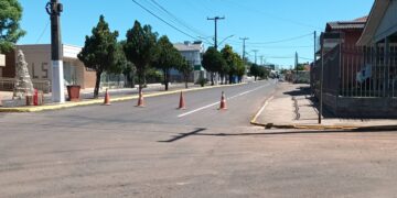 Asfalto da avenida principal de Campos Borges recebe sinalização