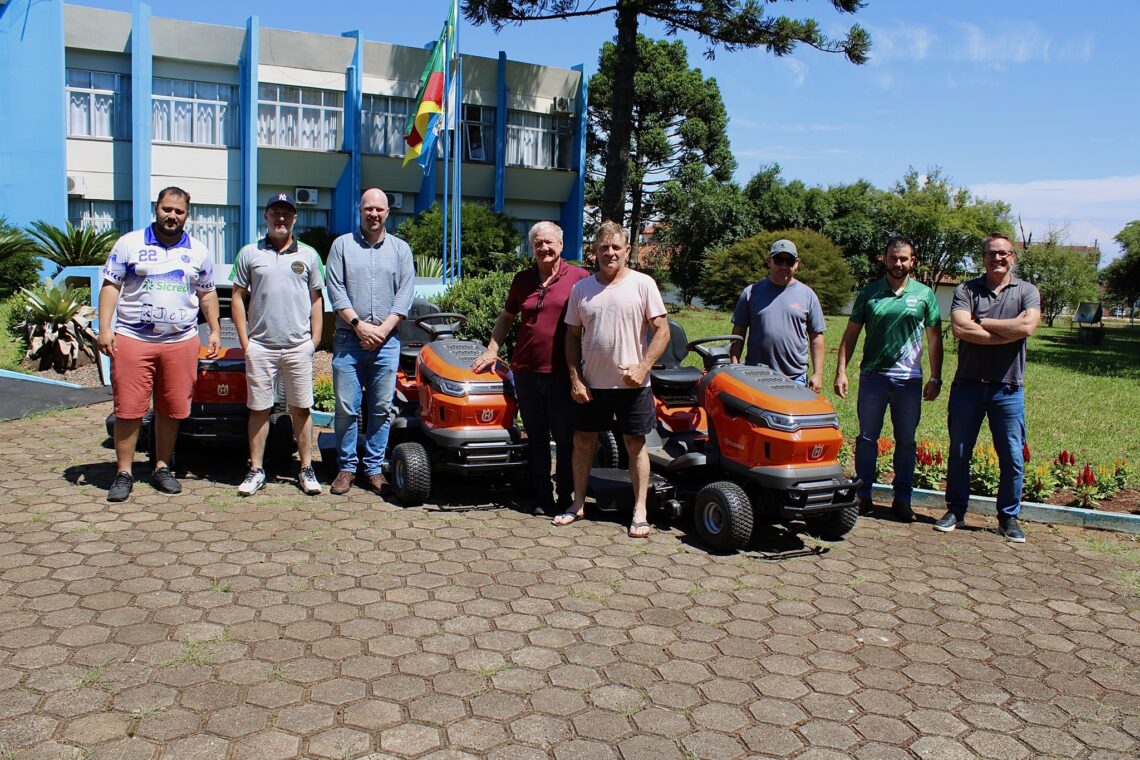 Equipes de futebol de Tapera recebem tratores para corte de grama em seus campos