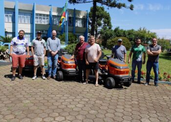Equipes de futebol de Tapera recebem tratores para corte de grama em seus campos