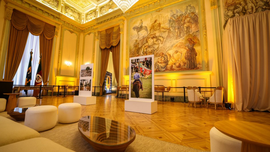 Secretaria de Comunicação inaugura exposição de fotos sobre as enchentes e a reconstrução