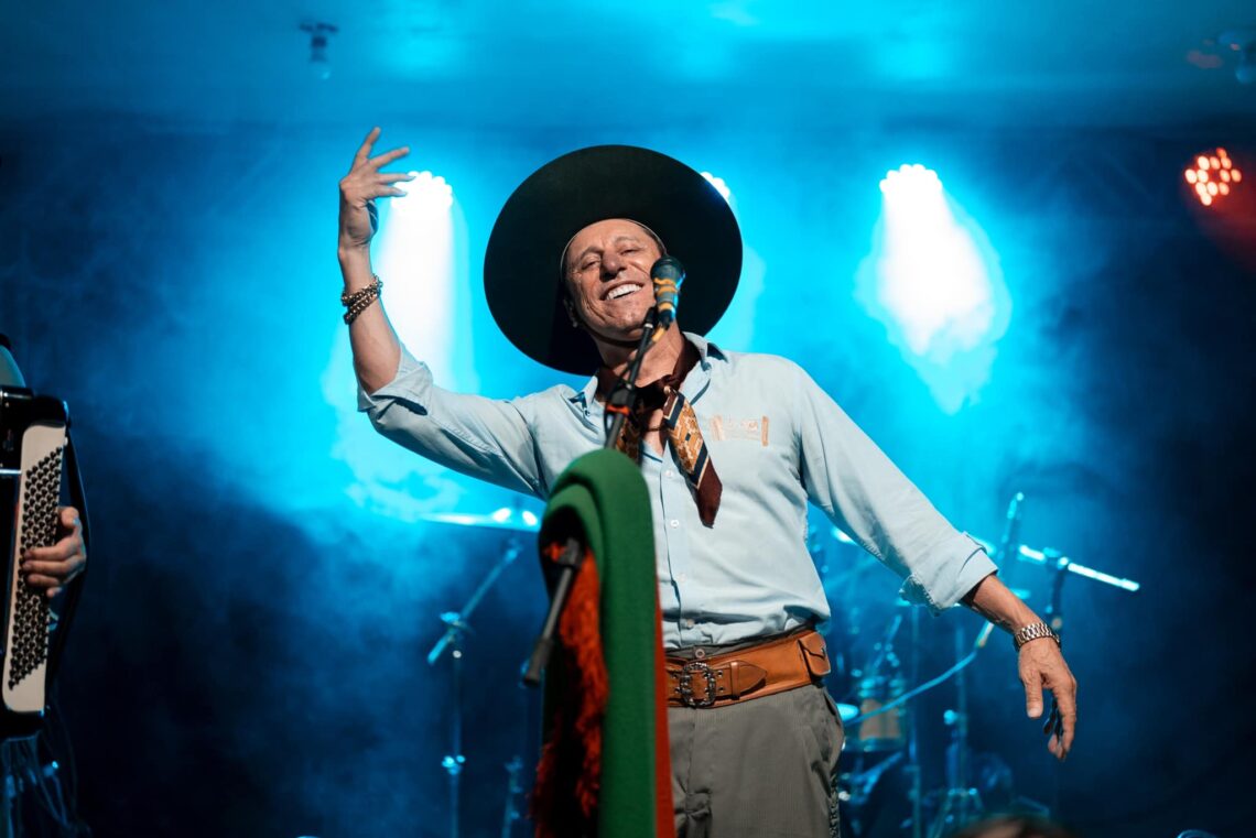 ESPUMOSO 70 ANOS | João Luiz Corrêa faz show no dia26 de fevereiro