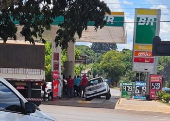 ESPUMOSO | Caminhonete cai em rampa de posto de combustíveis