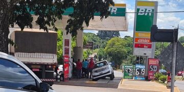 ESPUMOSO | Caminhonete cai em rampa de posto de combustíveis